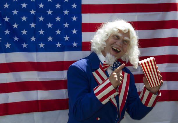 男扮男装，微笑着指指点点图片下载