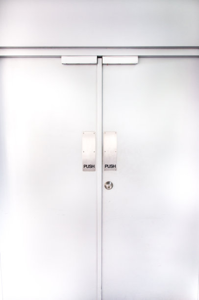 两扇带有金属推动标志的平顶门图片下载