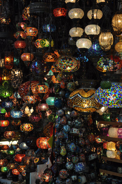 大集市上五颜六色的土耳其灯图片下载