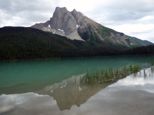 翡翠湖上山的倒影图片下载