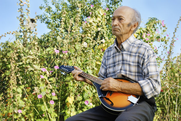 老人在弹奏曼陀林图片下载
