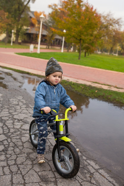 小男孩在秋天骑自行车。图片下载