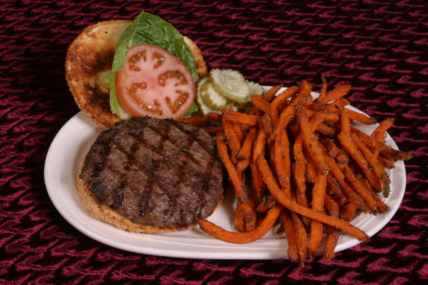 汉堡配红薯薯条。图片下载
