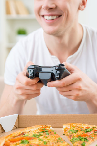 积极的人在玩电子游戏图片下载