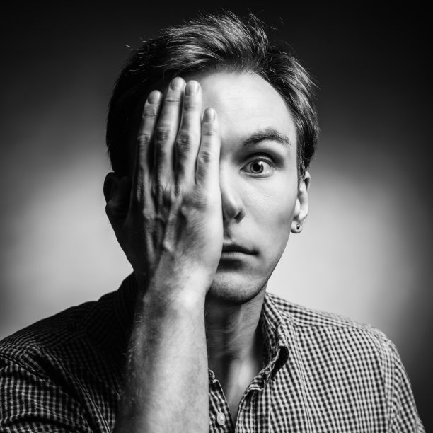 一个英俊男子的形象图片下载