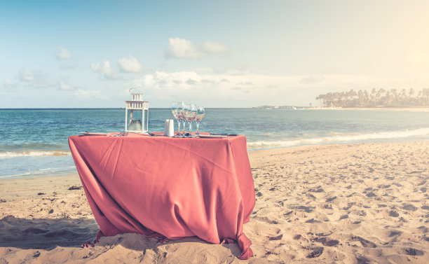 海滩上的派对桌图片下载