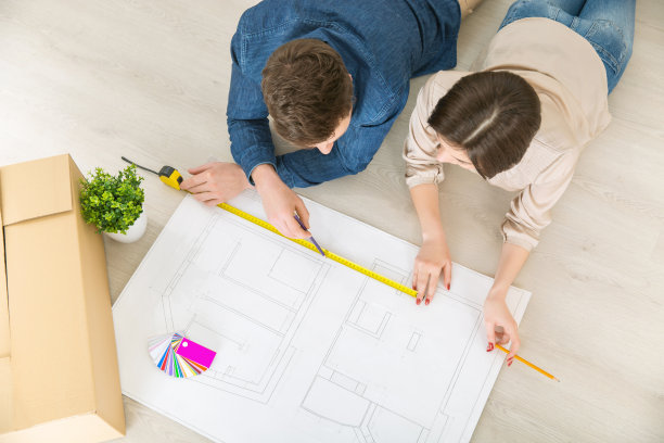 这对幸福的夫妇正在画他们公寓的平面图图片下载