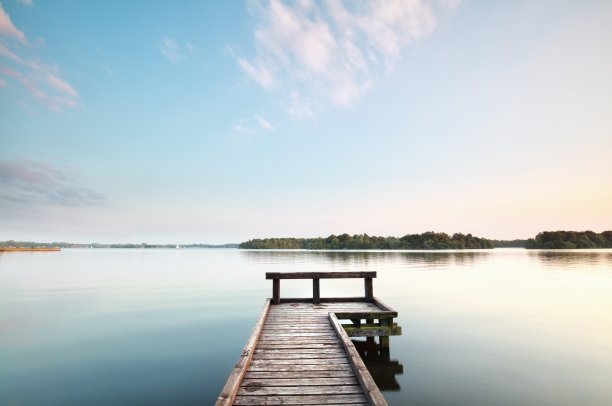 大湖上的木制码头图片下载