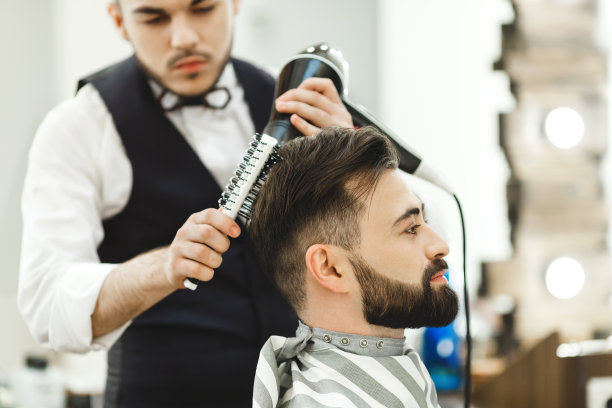 黑发理发师正在理发图片下载