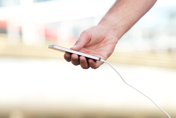 手持手机与电缆图片下载