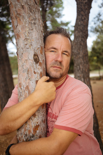 一个成年人抱着树图片下载