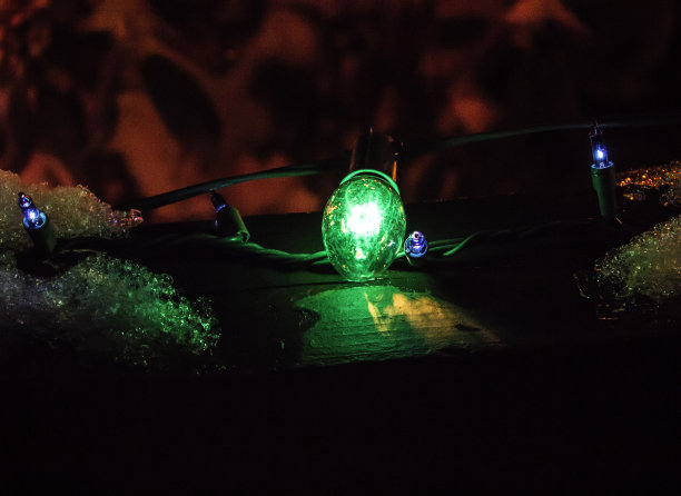 12月的圣诞彩灯图片下载