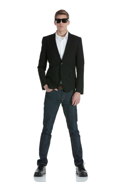 一个手插在口袋里站着的男人图片下载