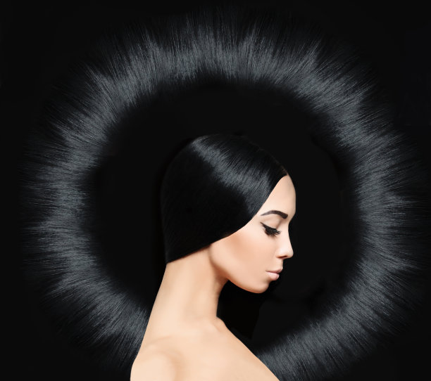 迷人的黑发女人长长的闪亮的发型。美发沙龙的背景图片下载