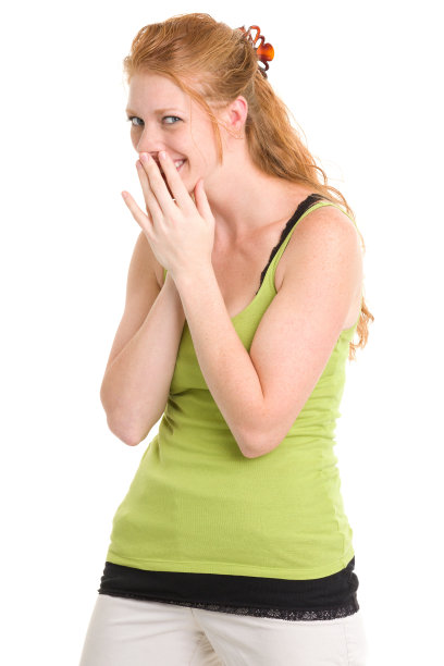 快乐年轻女人盖嘴图片下载