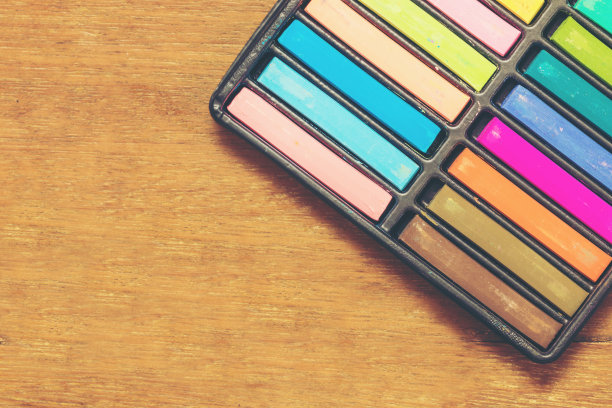 彩色粉笔以各种颜色排列在托盘上的木头图片下载