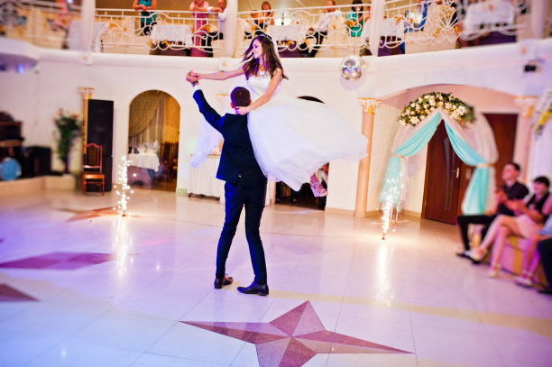 新婚夫妇在餐厅用烟花跳第一支婚礼舞图片下载