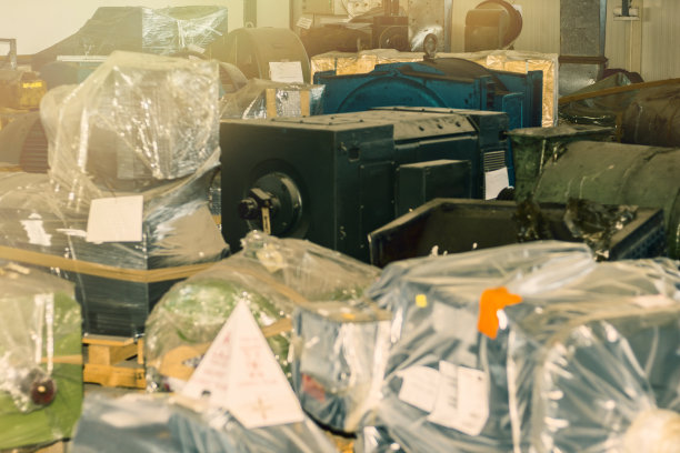 仓库中的工业设备。图片下载