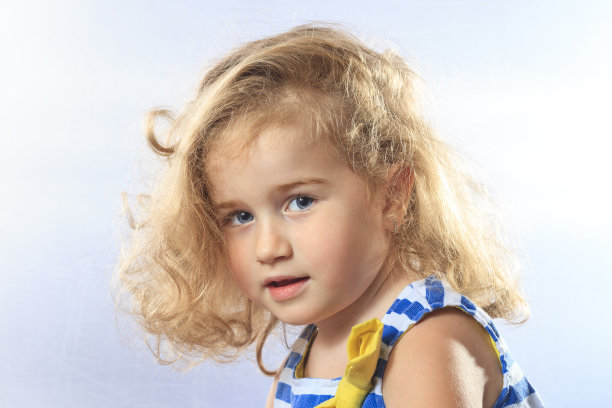 美丽小女孩的肖像图片下载