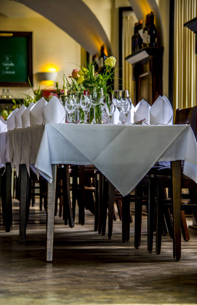 餐馆里精致的餐桌摆设图片下载