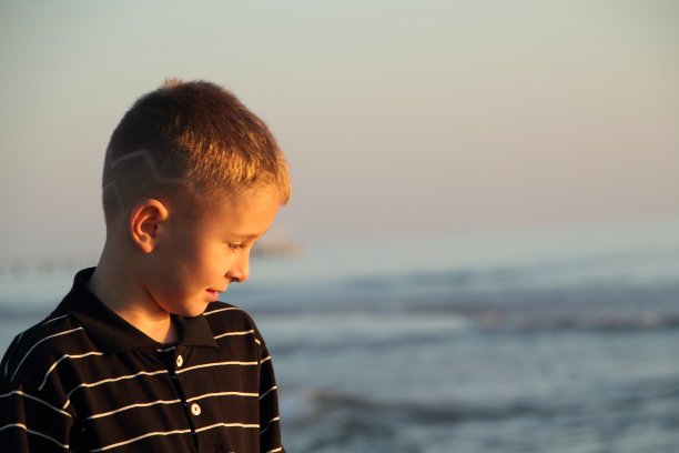 小男孩肖像图片下载