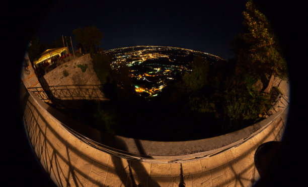 夜景鱼眼照片城市。图片下载
