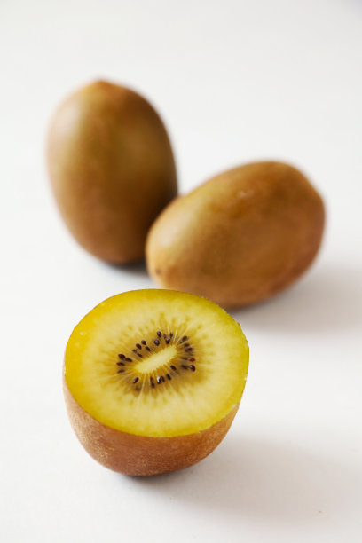 白色背景上的黄色猕猴桃图片下载