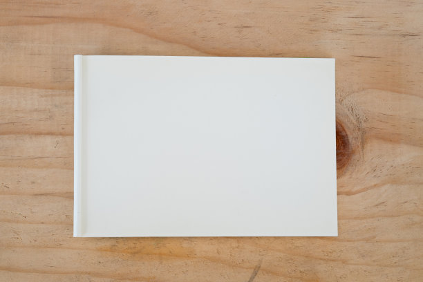 笔记本电脑在桌子上图片下载