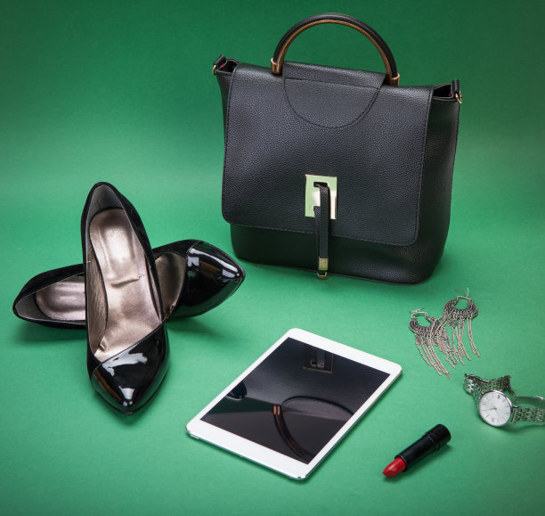 女性配件俯视图。女人包，鞋子，平板电脑，化妆品和手表图片下载