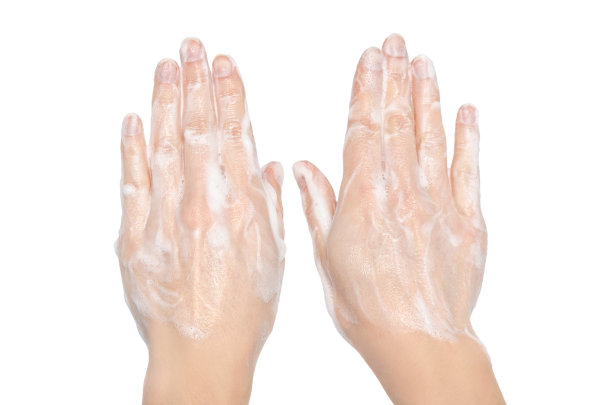 小女孩在洗手，手上满是肥皂和肥皂泡。图片下载