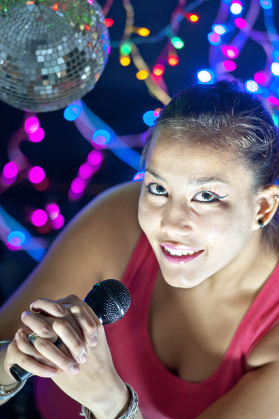 美丽亚洲卡拉ok歌手图片下载