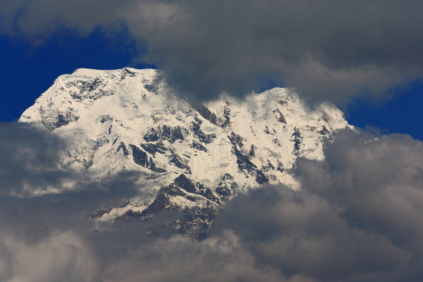 安娜普纳山(左)和Hiun Chuli山(右)。Dhampus-Nepal。0549图片下载