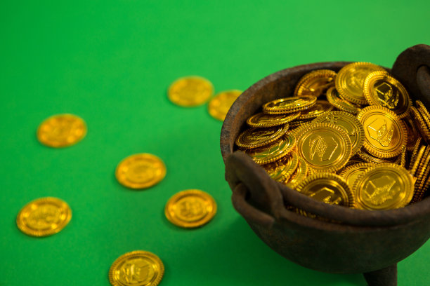 圣帕特里克节装满巧克力金币的罐子图片下载