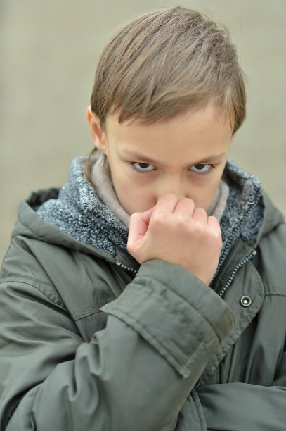 认真思考的男孩图片下载