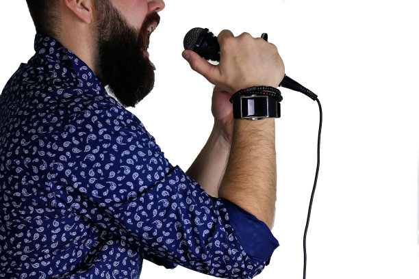 舞台上的麦克风由手握图片下载