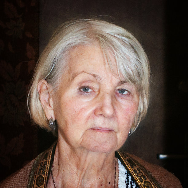 一位老年妇女的肖像图片下载