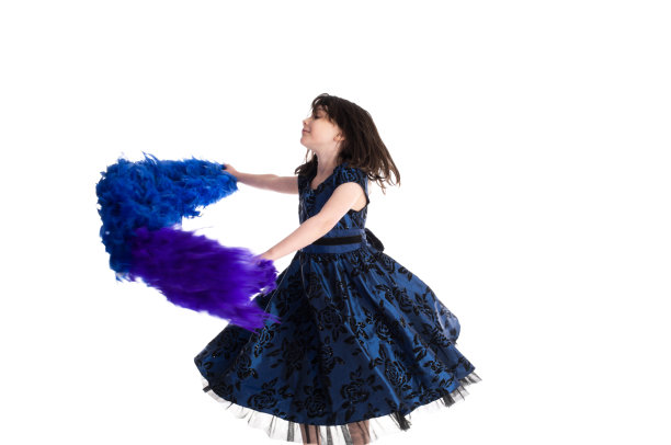 一个小女孩和蟒蛇跳舞的照片图片下载