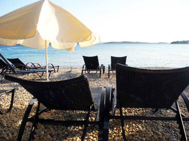 在沃特斯的海滩上晒太阳。图片下载