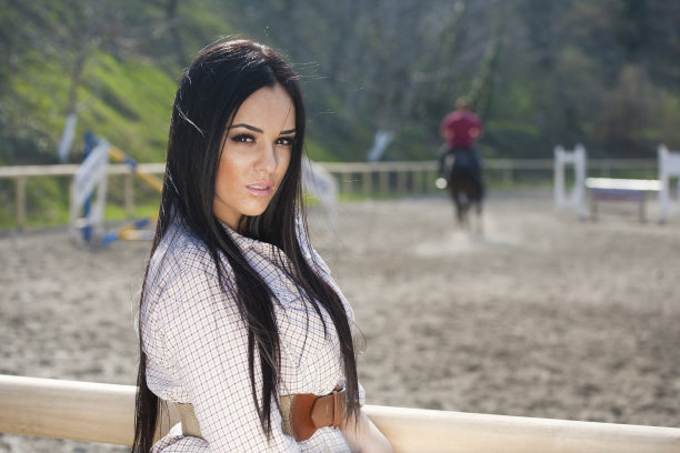 马场上的女孩图片下载