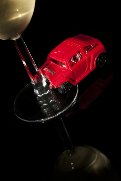 酒后驾驶-白葡萄酒碰撞图片下载