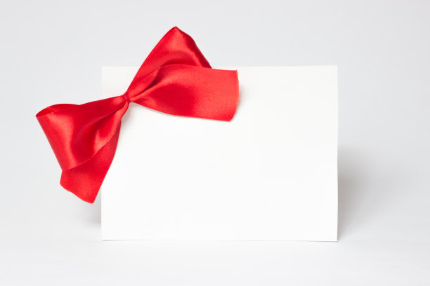 白色背景上带蝴蝶结的白色贺卡图片下载