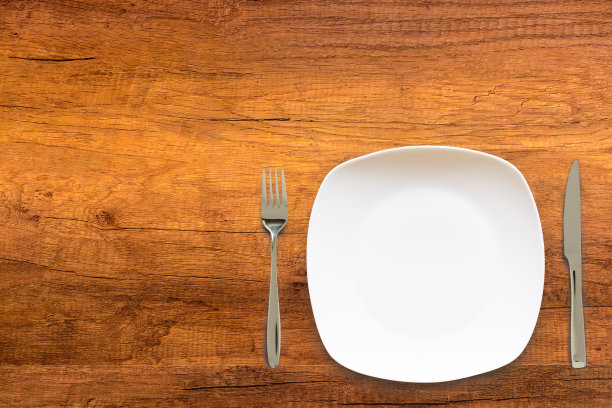 木桌上的空盘子图片下载