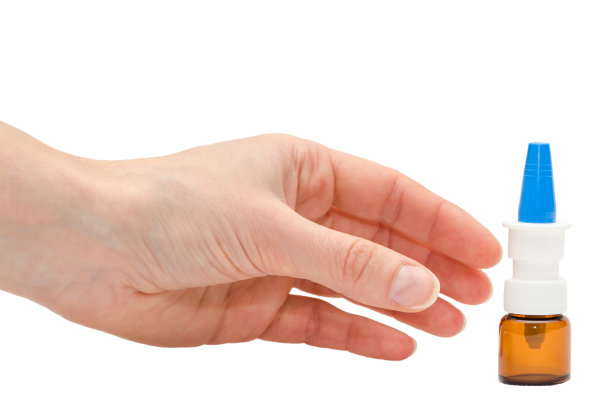 年轻女孩的手捧着雨滴。图片下载