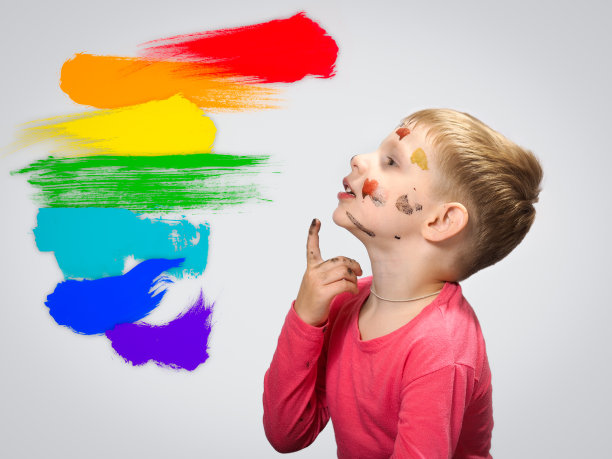 小男孩思考，思考，或做出选择图片下载