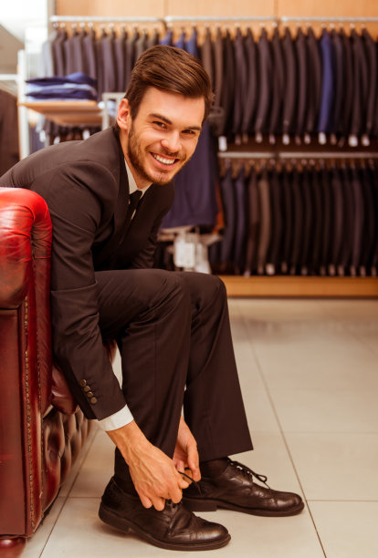 西装店里的人图片下载