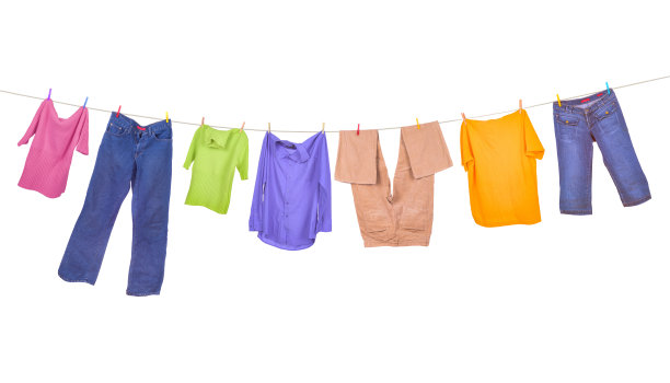 衣服孤立地挂在白色背景上图片下载