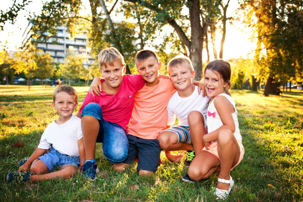 公园里快乐的孩子们图片下载