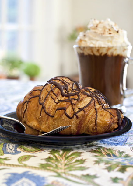 早餐巧克力牛角面包和热巧克力图片下载