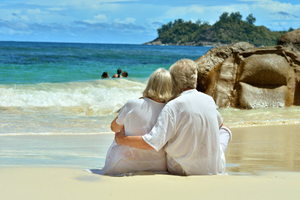 一对老夫妇坐在海边图片下载