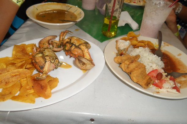 盘子里食物的特写镜头图片下载